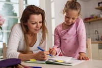 Idées et astuces pour accompagner votre enfant dans ses devoirs et ses leçons